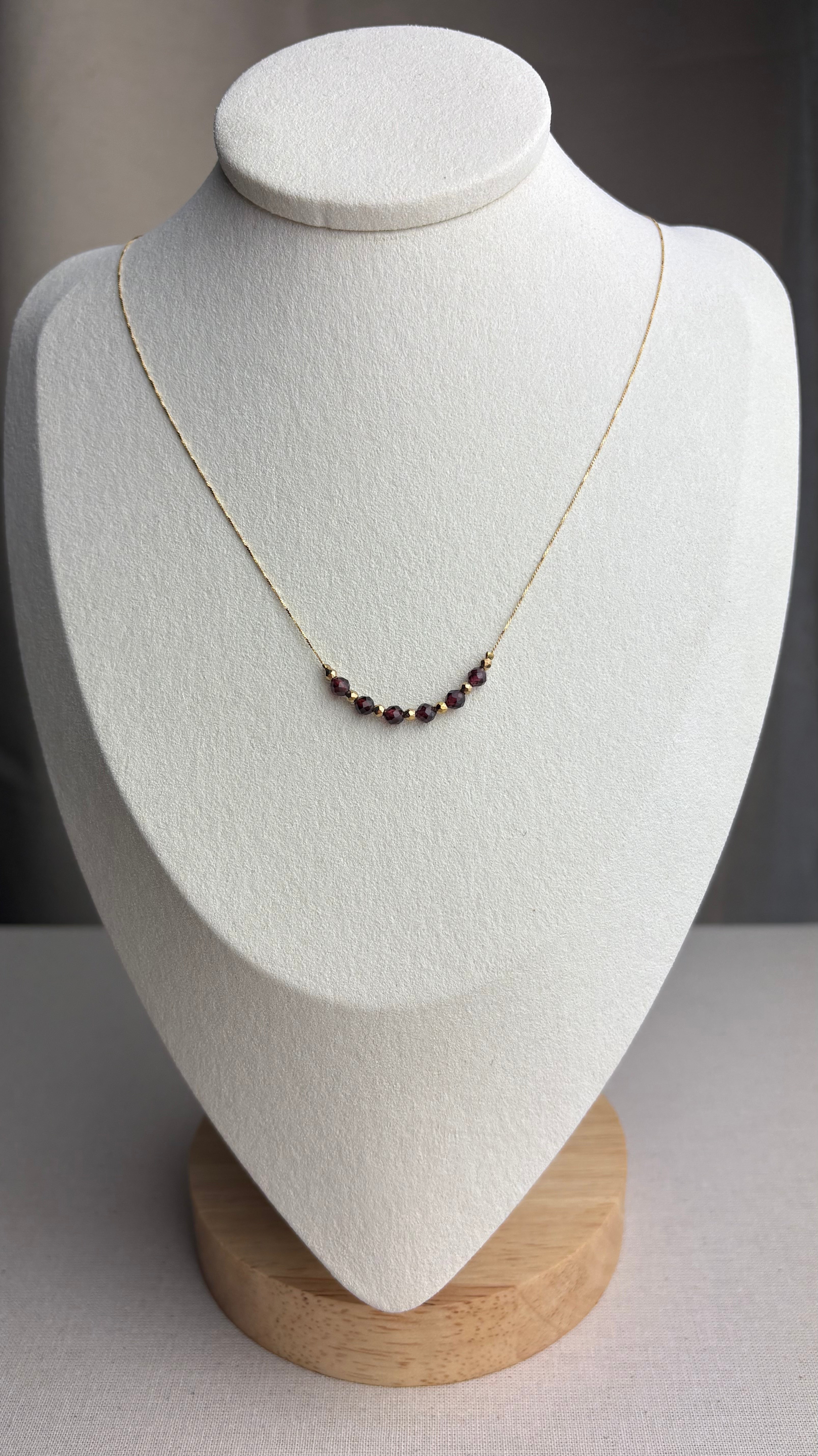 Collier ras de cou Cléor Grenat d’Inde en plaqué or & hématite dorée - Perles en Provence