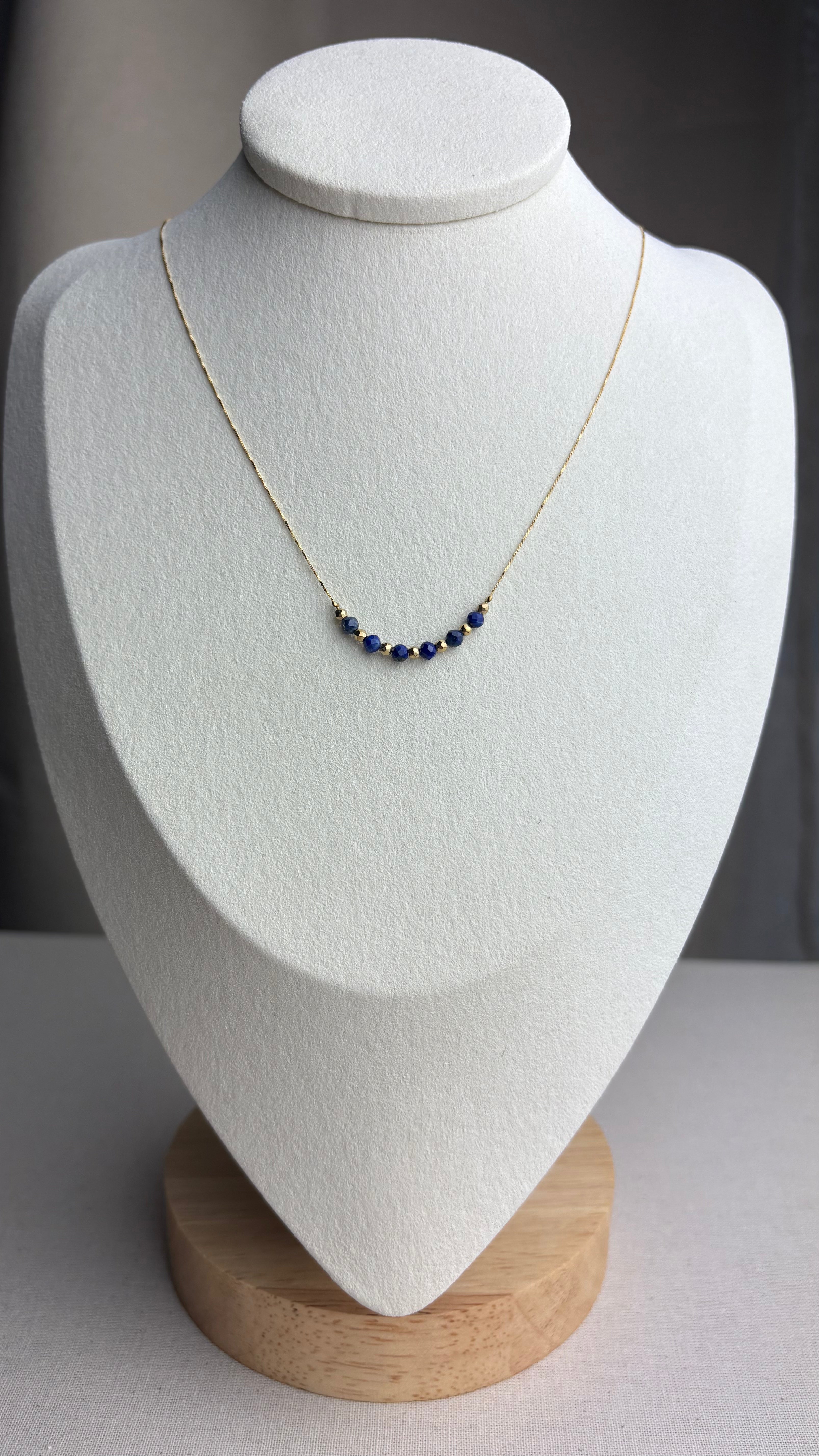 Collier ras de cou Cléor Lapis d’Afghanistan en plaqué or & hématite dorée - Perles en Provence