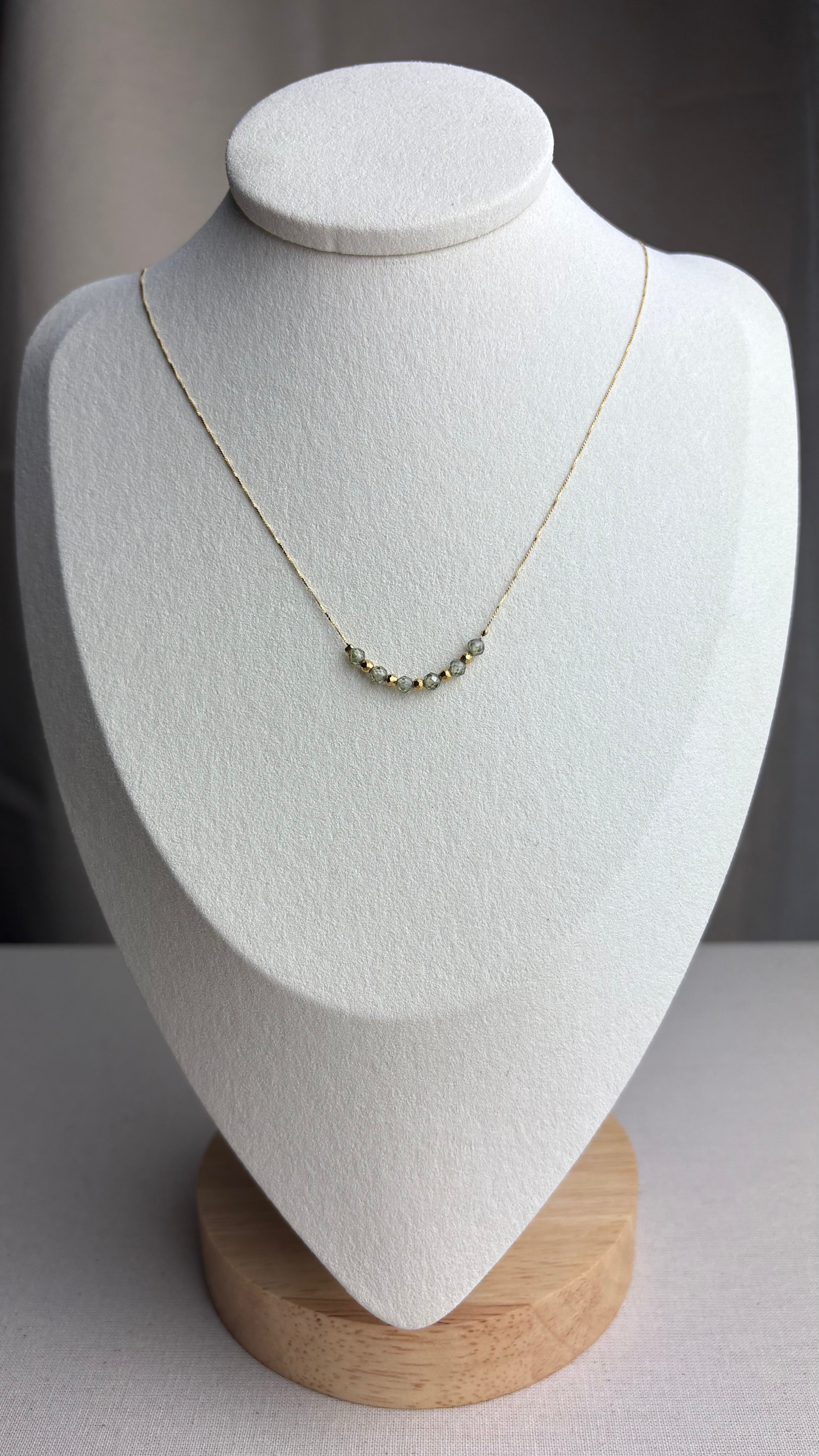 Collier ras de cou Cléor Zirconium kaki en plaqué or - Perles en Provence