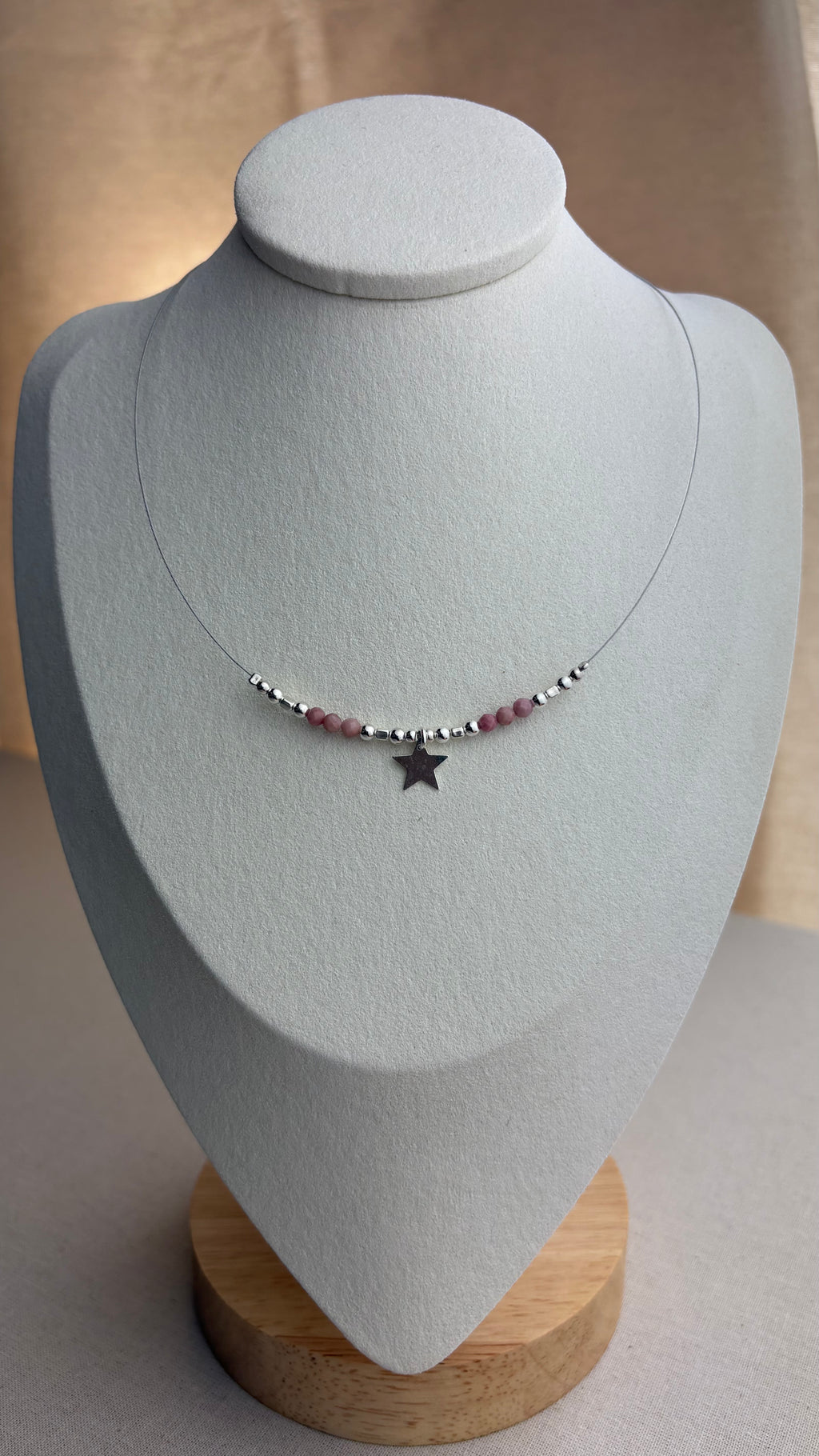 Collier ras de cou Étoile Rhodonite Madagascar en argent 925 - Perles en Provence