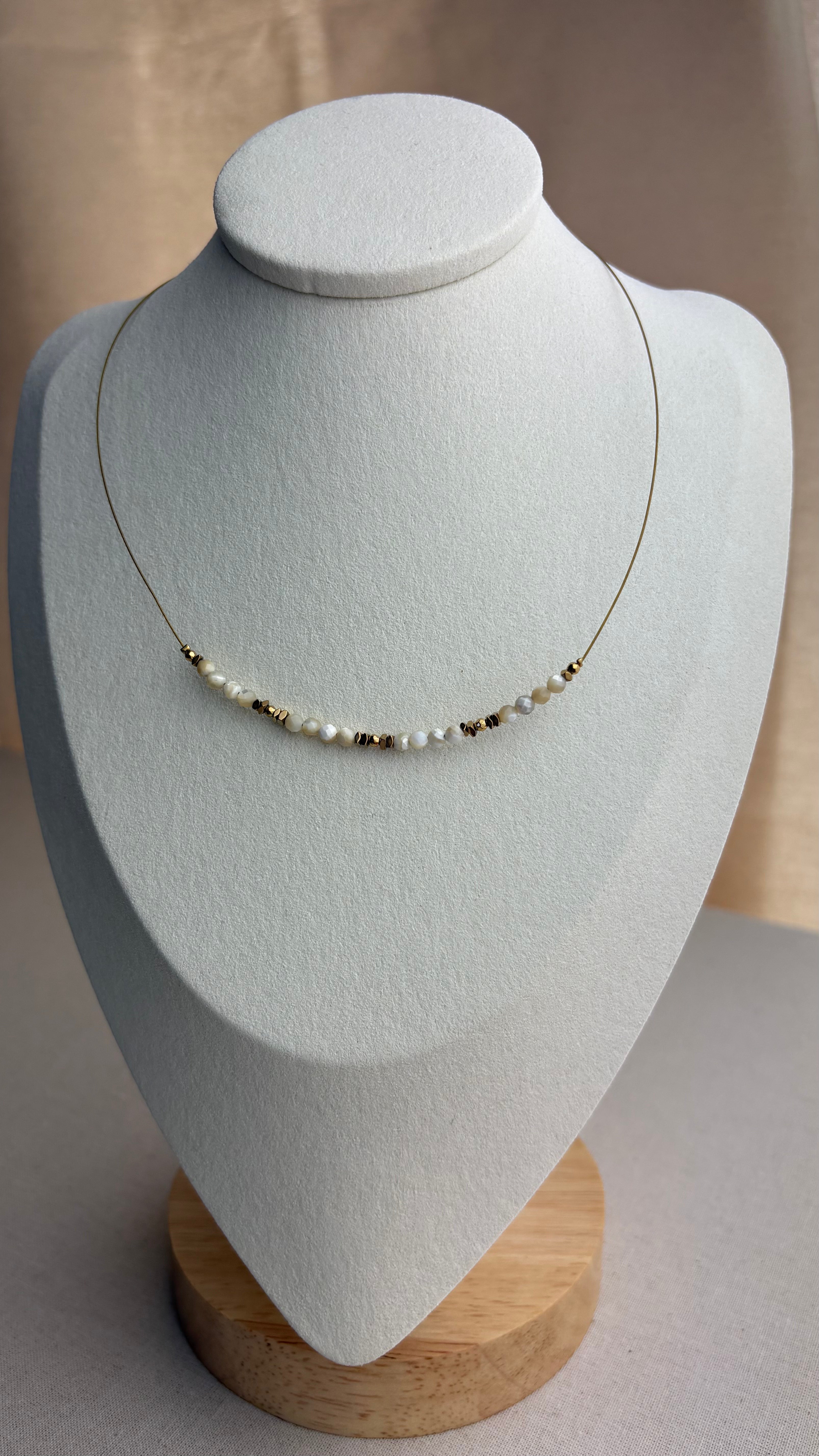 Collier ras de cou Hématite dorée Nacre Paloma - Perles en Provence