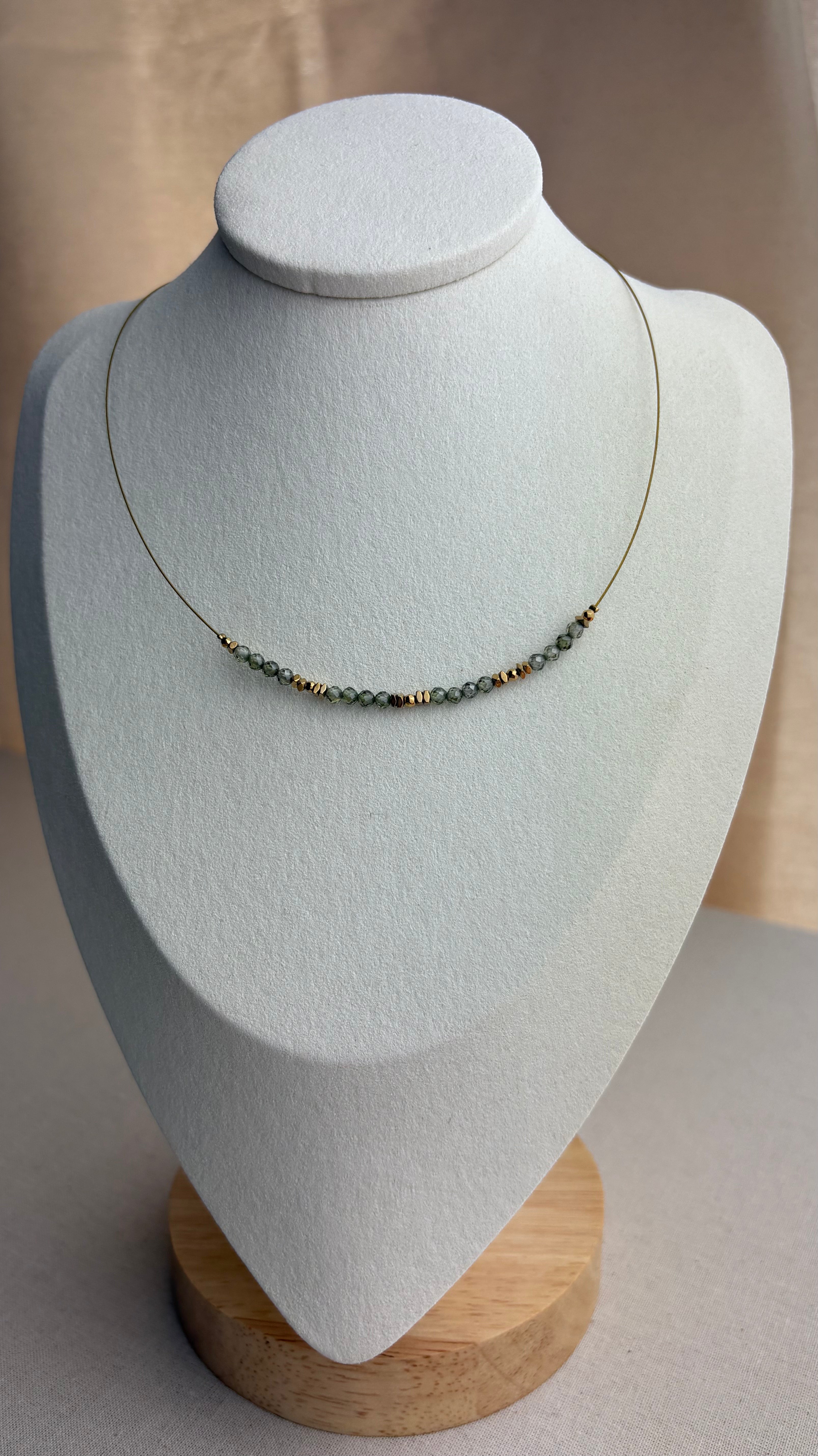 Collier ras de cou Hématite dorée zirconium kaki - Perles en Provence